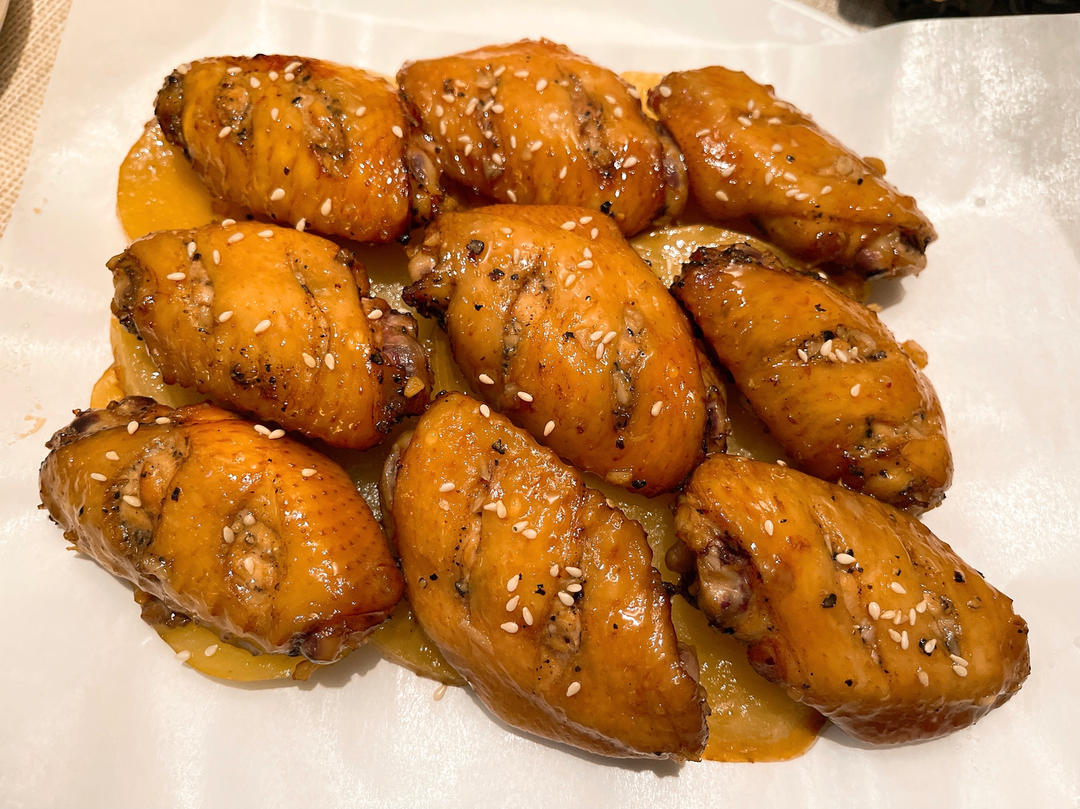 椒香浓郁，好吃到舔手指的黑椒土豆烤鸡翅～