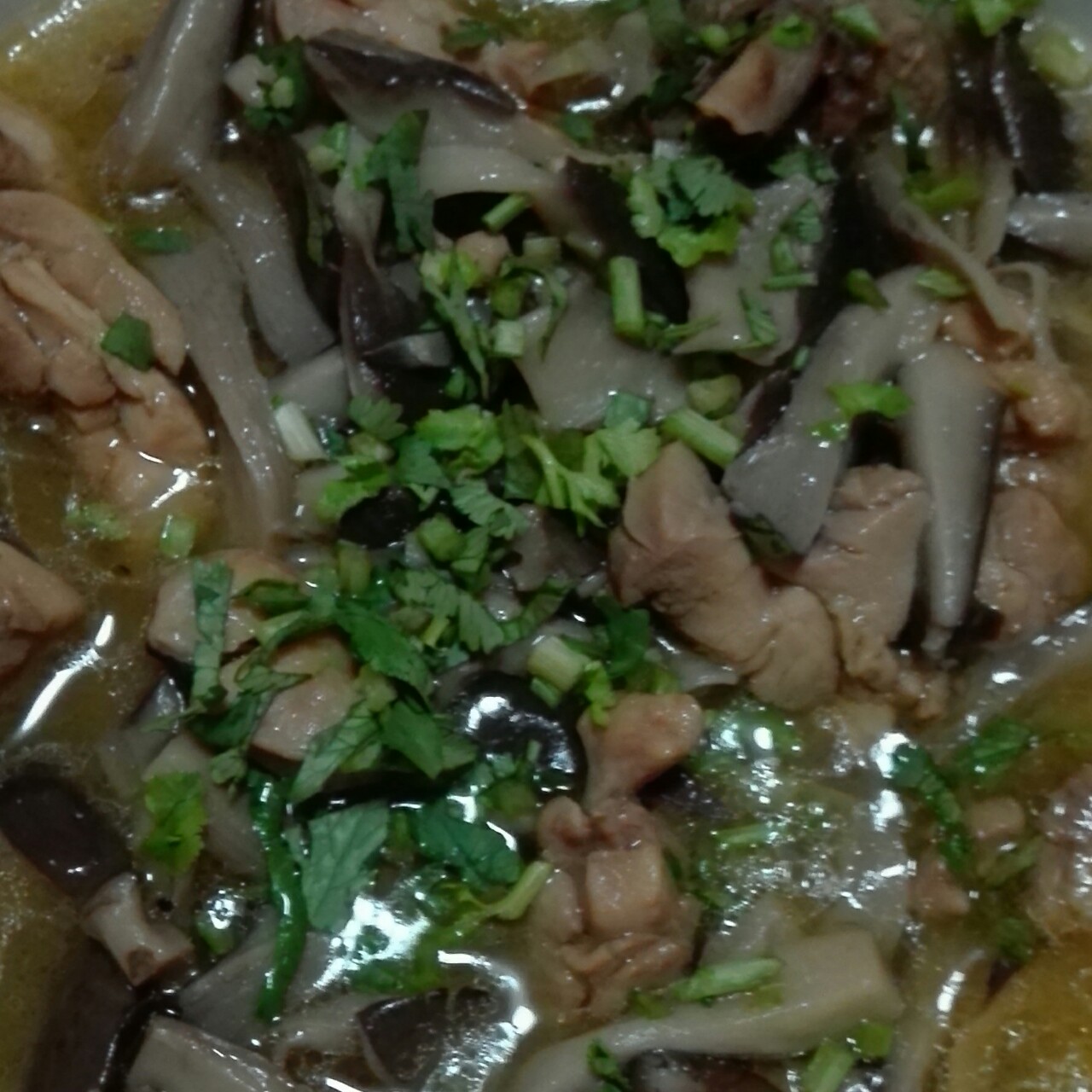 蘑菇炖鸡肉