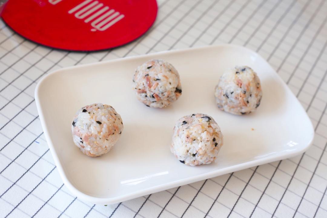 超级简单的金枪鱼饭团