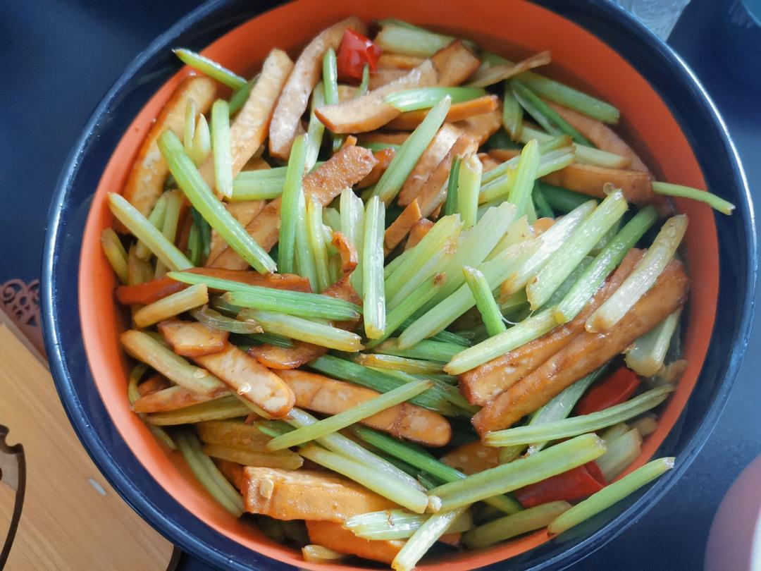 素菜：芹菜炒豆腐干