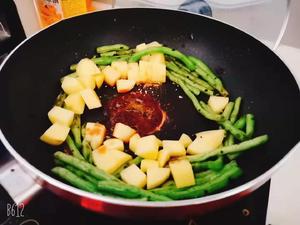 超简单的家常菜—芸豆炖土豆的做法 步骤4