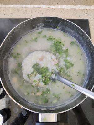巨好吃的香菇鸡肉菜粥的做法 步骤6
