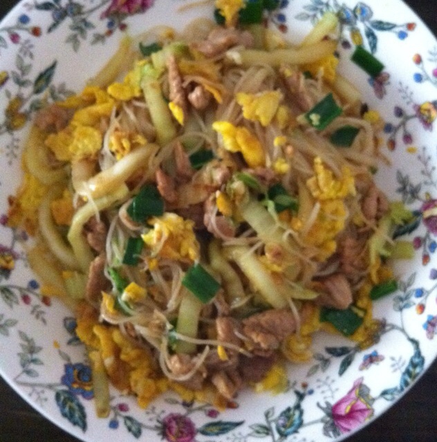 瘦肉鸡蛋炒米粉