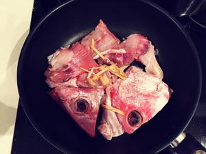 日本人教你做正宗料理之日式红烧鱼头的做法 步骤2