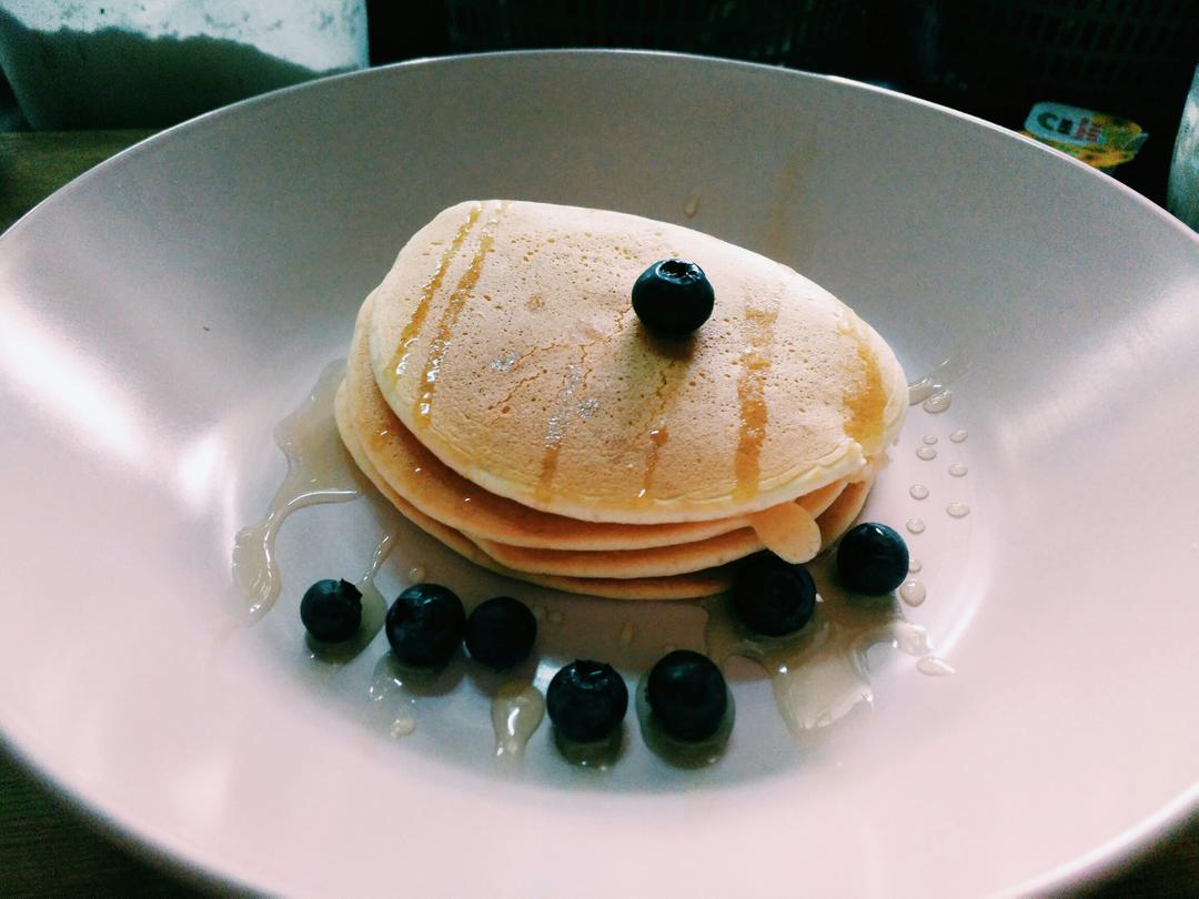 【酸奶松饼yogurt pancake】，搭上黑莓果酱和枫糖的美味。