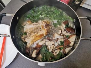 枸杞叶杂菌鱼尾汤的做法 步骤7