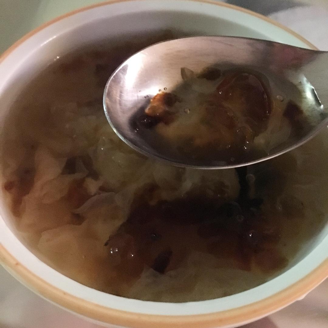 桃胶银耳红枣羹