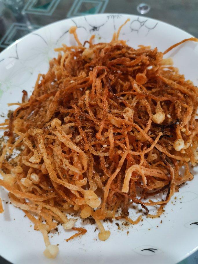 超级好吃的油炸椒盐香酥金针菇，酥香可口又劲道