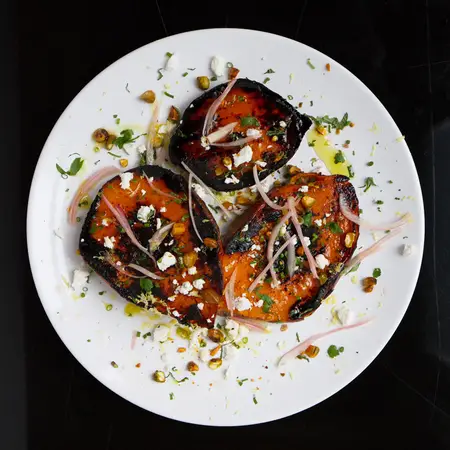 炭烧红薯配腌红葱头、开心果和咸味乳清干酪Charred Sweet Potatoes with Pickled Shallots, Pistachios, and Ricotta Salata