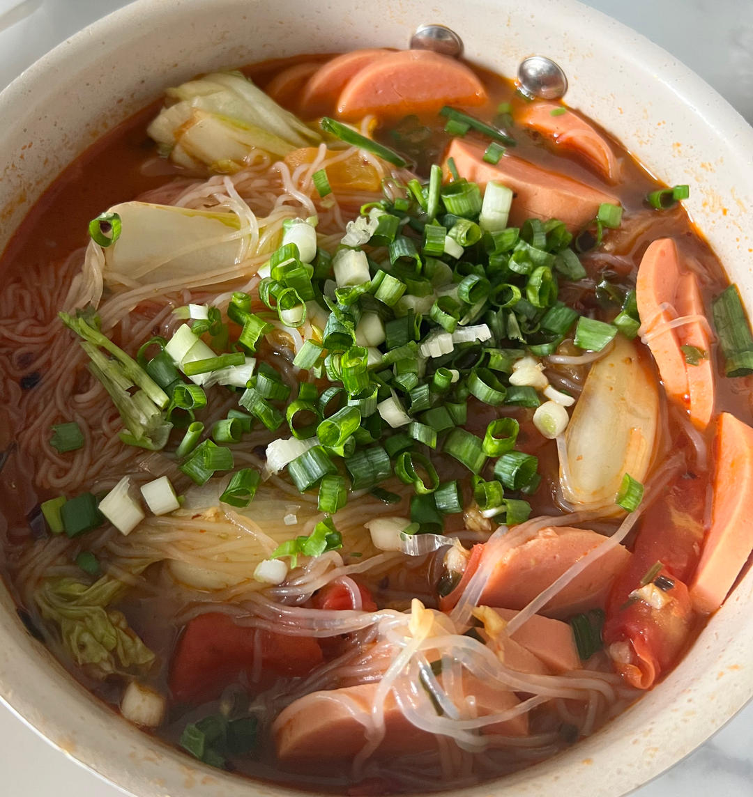 酸爽开胃｜番茄肥牛粉丝煲