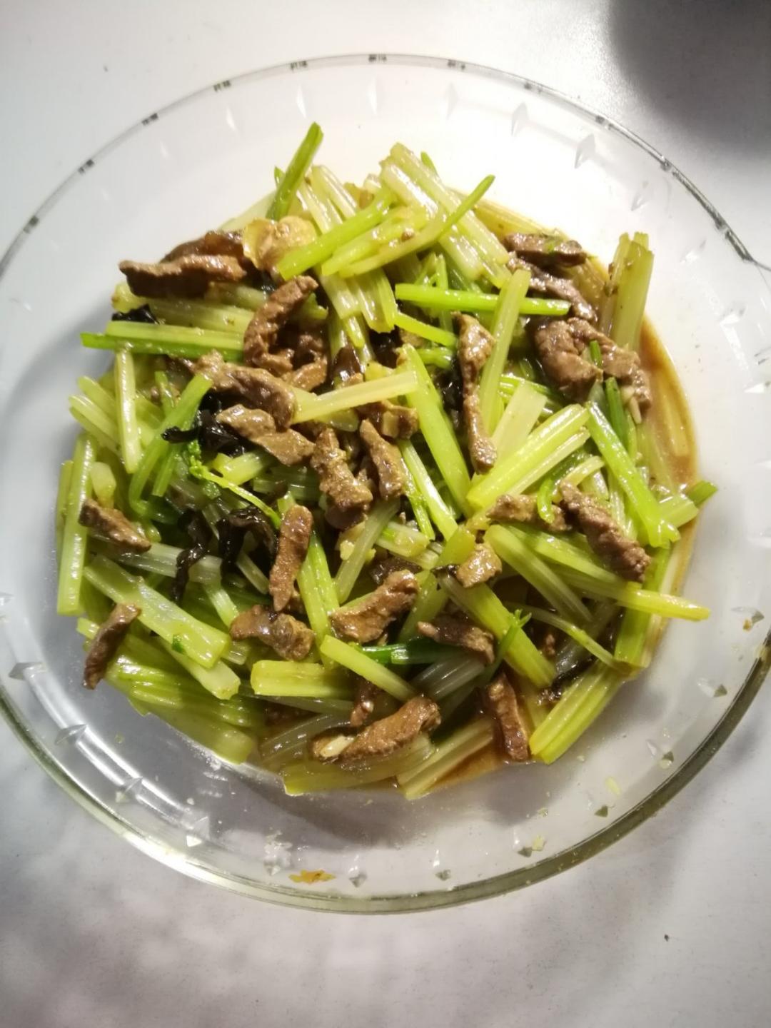 芹菜炒牛肉，鲜香嫩滑有三招