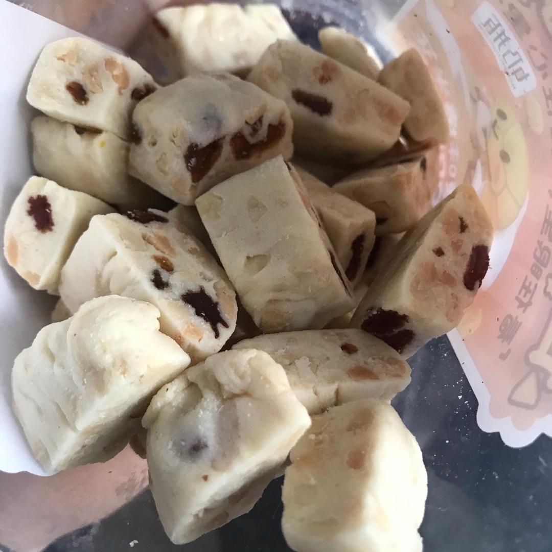 简易牛轧糖，只用蔓越莓干，配方屡试不爽，切块整齐