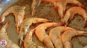 传统油焖大虾的做法 步骤1