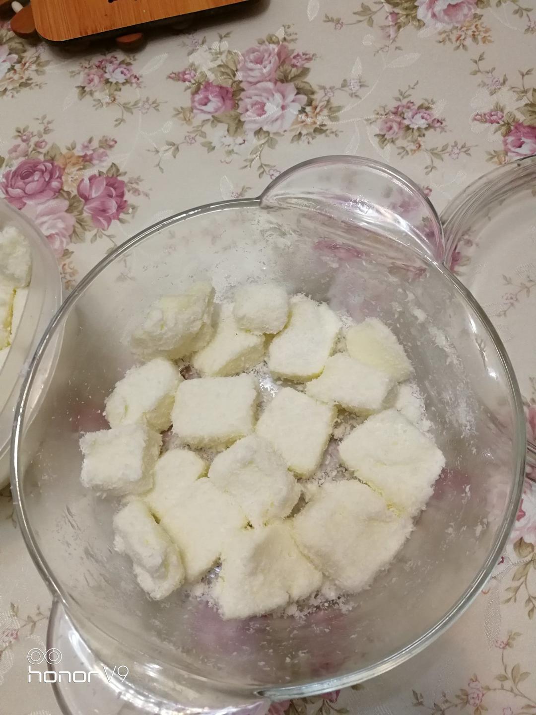【视频】85度C 椰蓉牛奶小方～不用烤箱的夏日甜点
