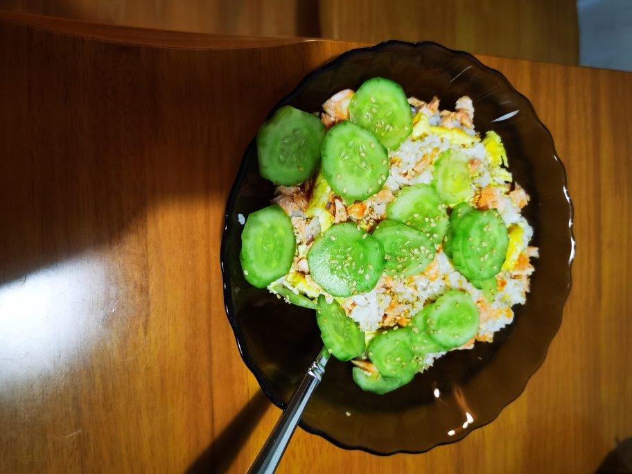 【昨日的美食】三文鱼鸡蛋青瓜散寿司（夏日轻食）