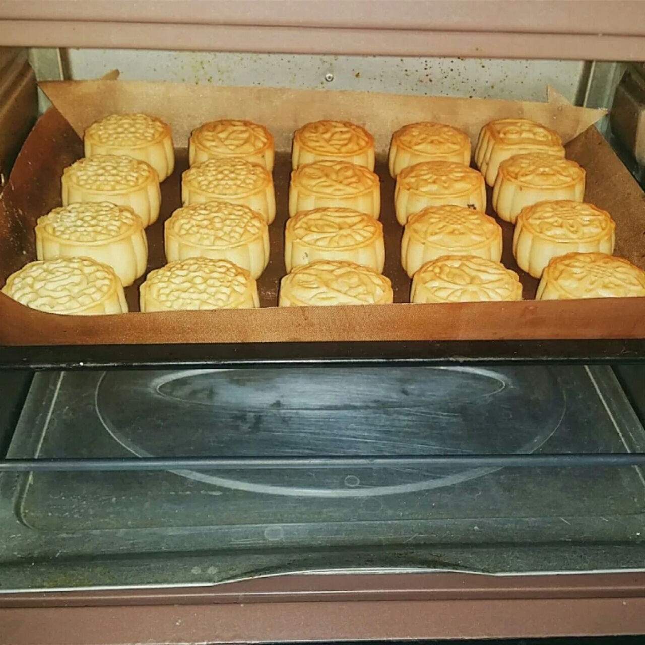 广式月饼—蛋黄莲蓉月饼
