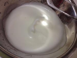 戚风蛋糕（可做生日蛋糕胚子，附带超详细的打发蛋白步骤，含6寸8寸10寸原味配方和可可红丝绒抹茶配方）的做法 步骤3