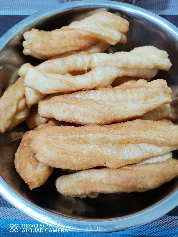 蓬松多孔炸油条的详细做法（普通面粉版） 配方很重要&和面手法也有讲究