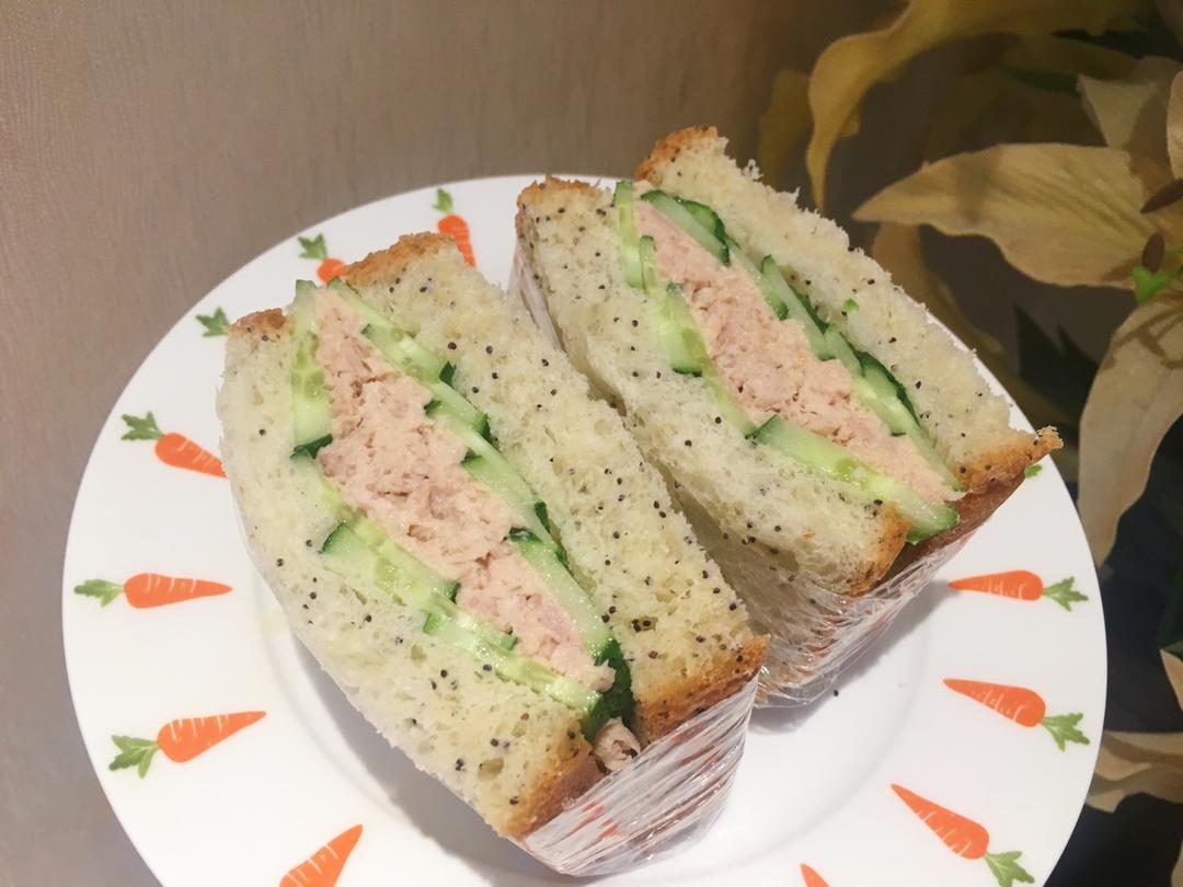 吞拿鱼（金枪鱼）鸡蛋沙拉三明治—加了黄瓜更小清新了哟
