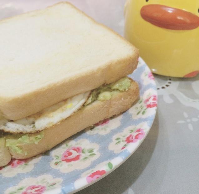最近每天的早饭-牛油果三明治的做法