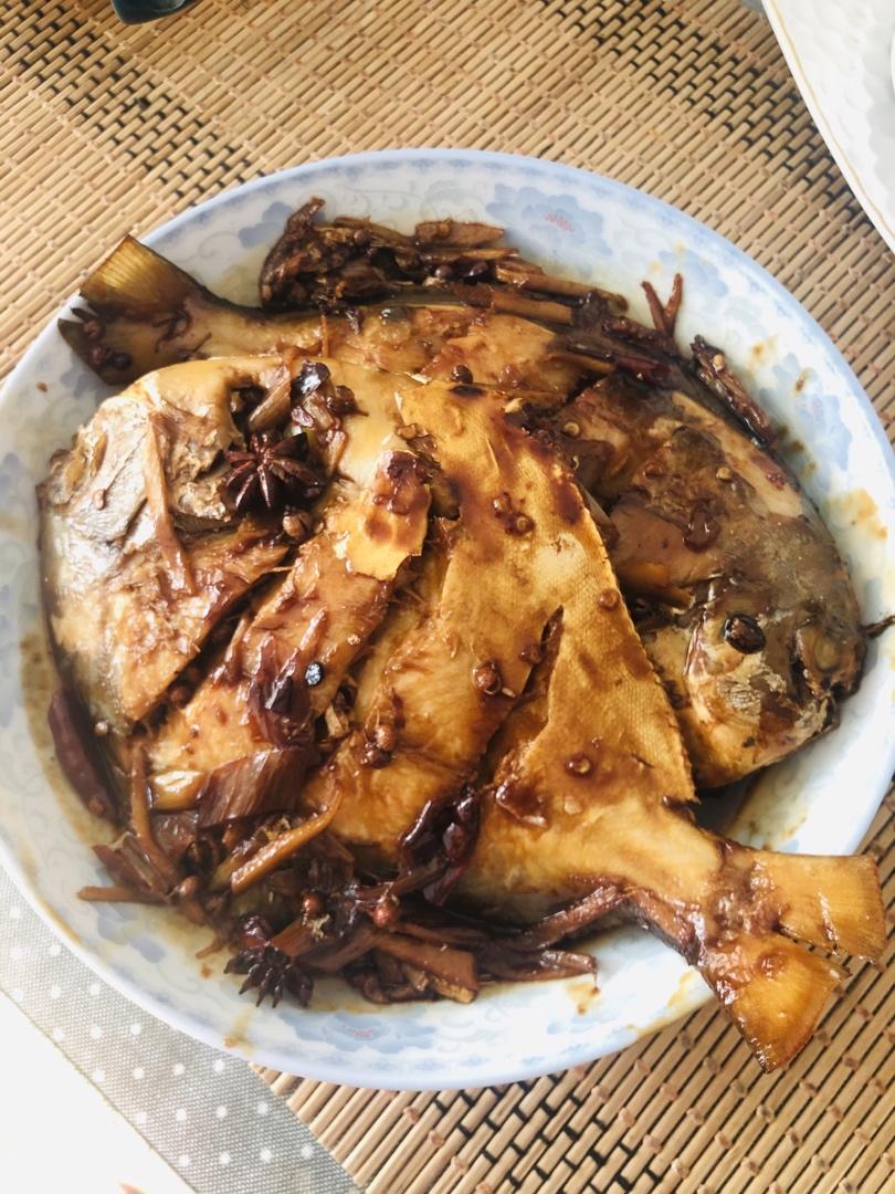传统中式红烧平鱼