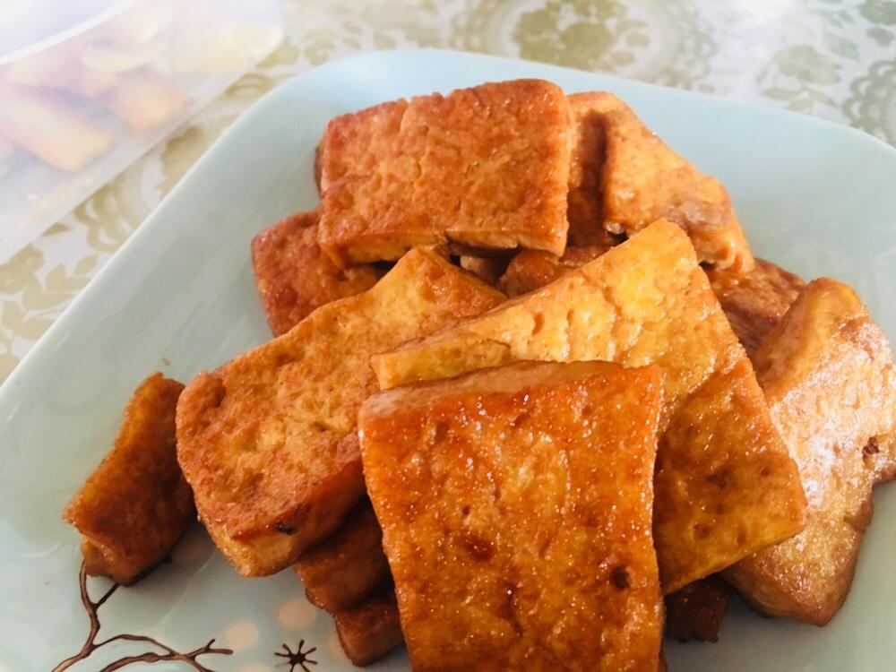 煎 香煎豆腐 倾听╮雨落做的香煎豆腐 赞 豆腐,葱,酱油,蚝油,白砂糖