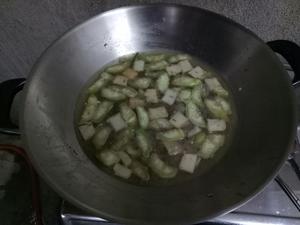 丝瓜肉圆蛋花汤的做法 步骤3