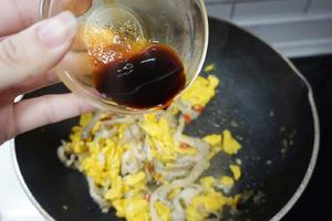 黄金蛋炒平菇的做法 步骤7