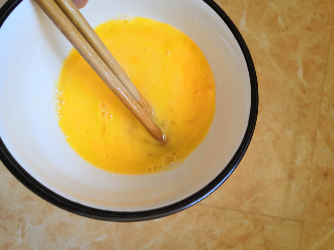 能拌饭的蛋炒番（嫩嫩的蛋绵绵的汁～这就是我的西红柿炒鸡蛋）的做法 步骤2