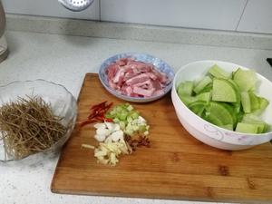 舒心暖胃的冬日家常菜：萝卜粉丝炖肉片的做法 步骤1