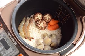 锅巴海鲜饭的做法 步骤2