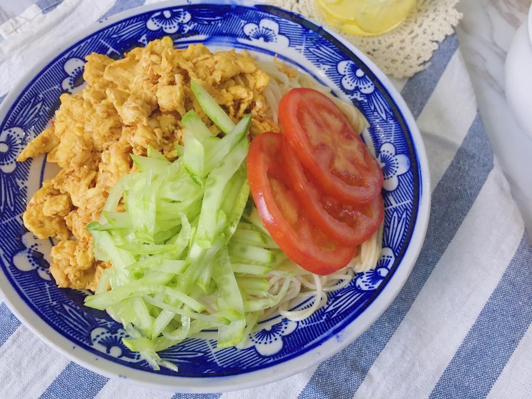 酱鸡蛋拌面