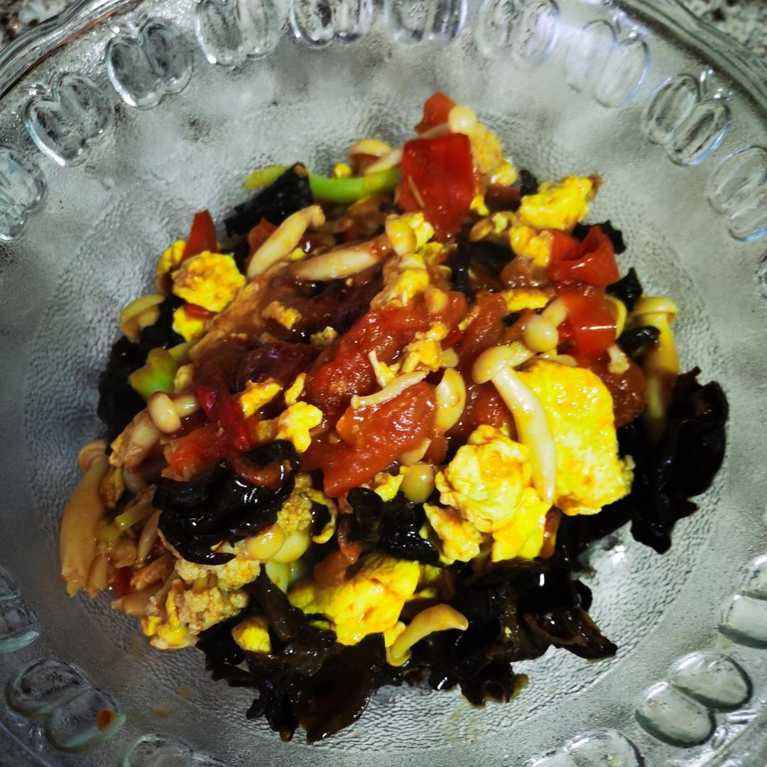 夏天必备素菜，巨下饭的西红柿鸡蛋炒白玉菇