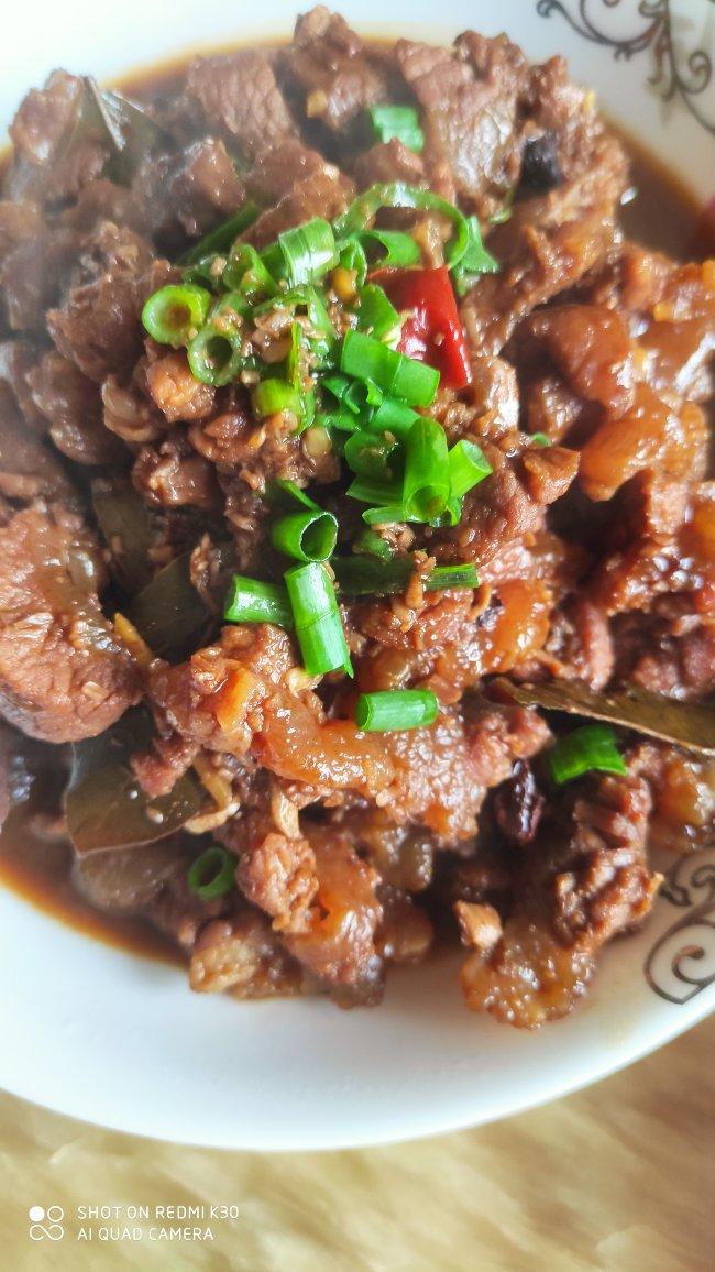 就像有句话所说：成年人的世界里，从来就没有“容易”二字。很多时候，你只能单枪匹马，直面生活的兵荒马乱。