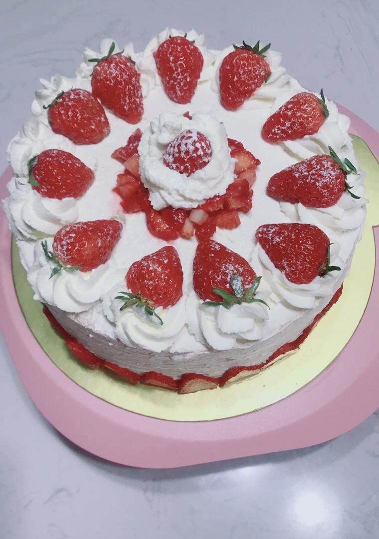 卖石头的小少妇做的8寸奥利奥草莓水果蛋糕