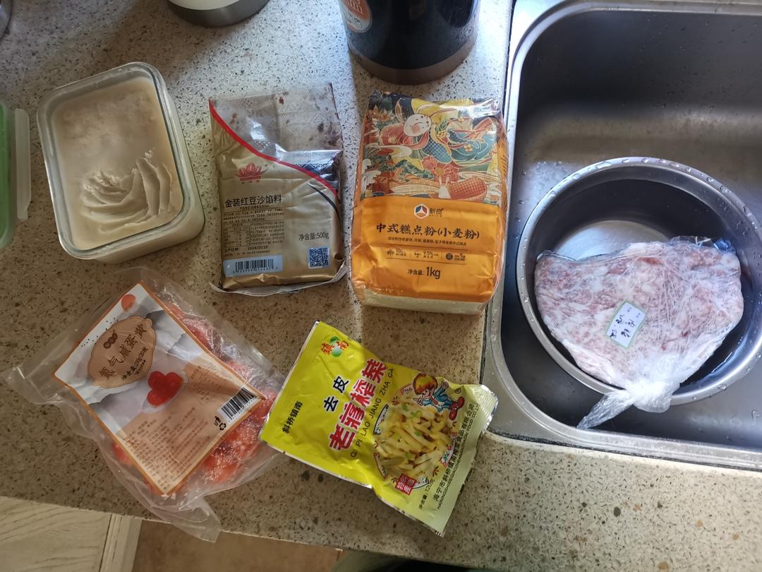 美味榨菜月饼与蛋黄酥
