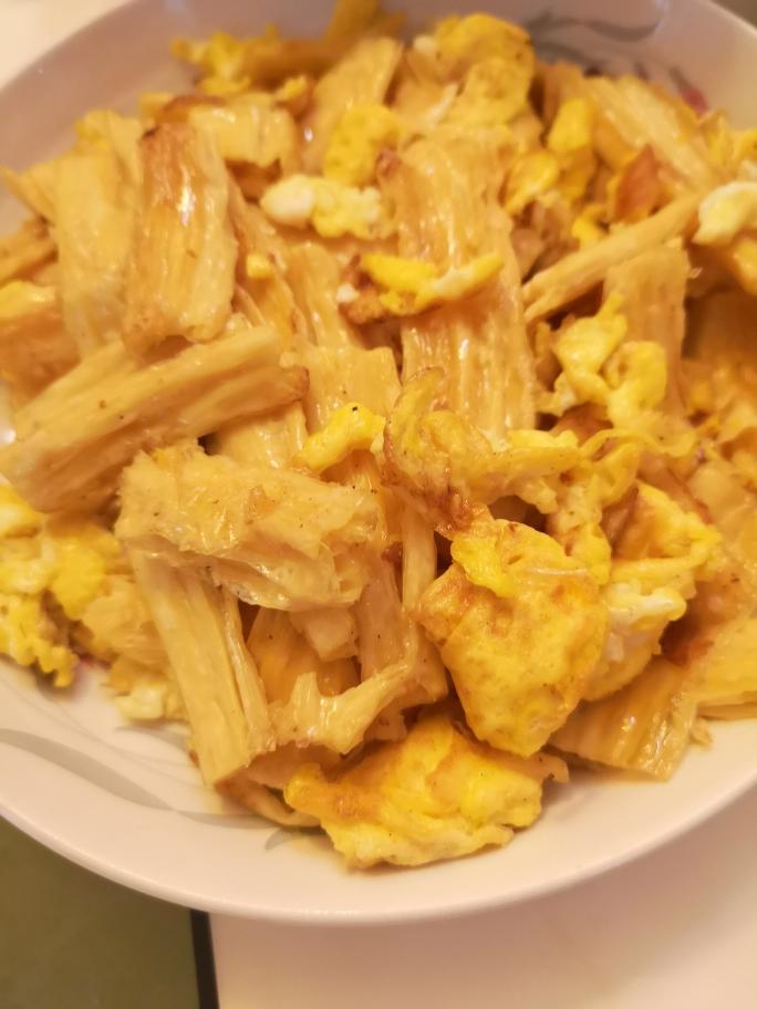 明天午餐的蔬菜就有了用料腐竹炒蛋的做法腐竹切断泡软备用鸡蛋打散后