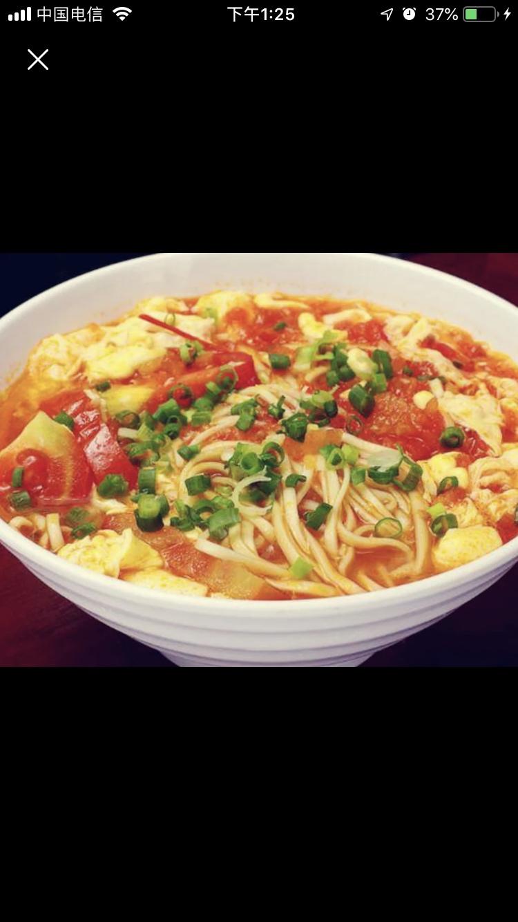 同步准备一壶开水锅里加油炒鸡蛋,鸡蛋成型即可捞出待用放油炒西红柿