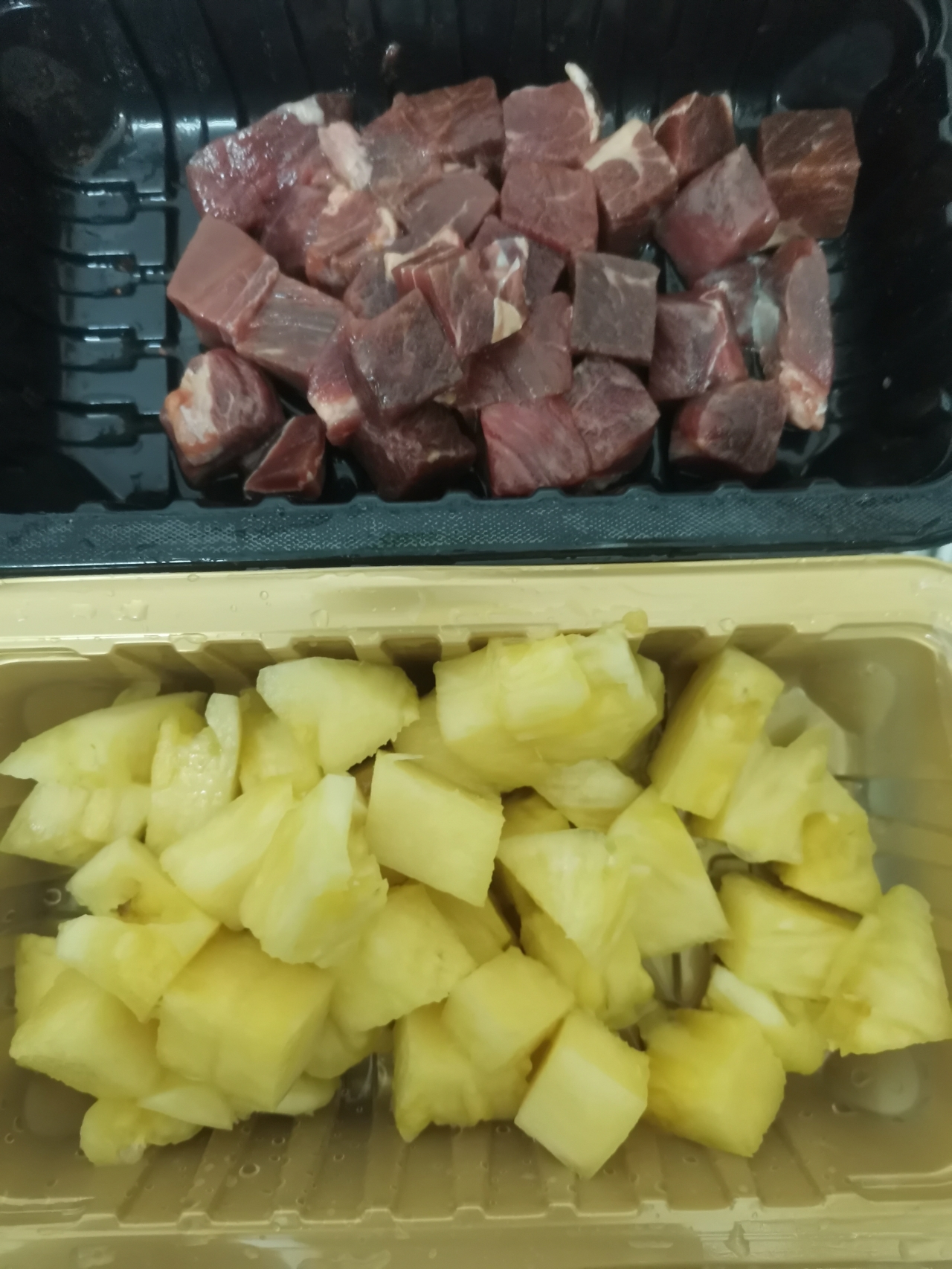 酸甜菠萝炒牛肉粒的做法 步骤1
