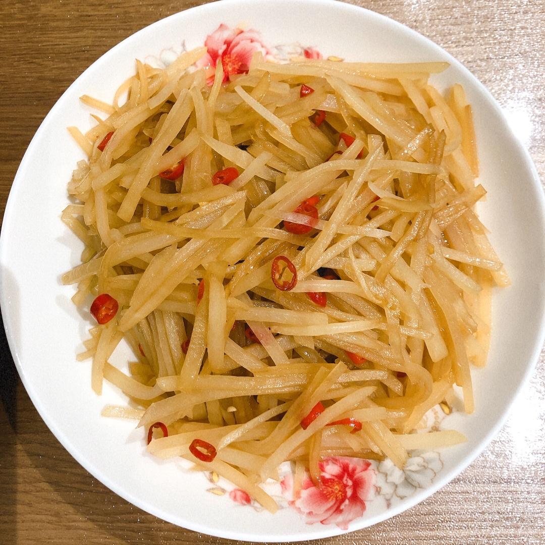 酸辣土豆丝的正宗做法，学会这三个技巧，土豆丝脆爽又下饭