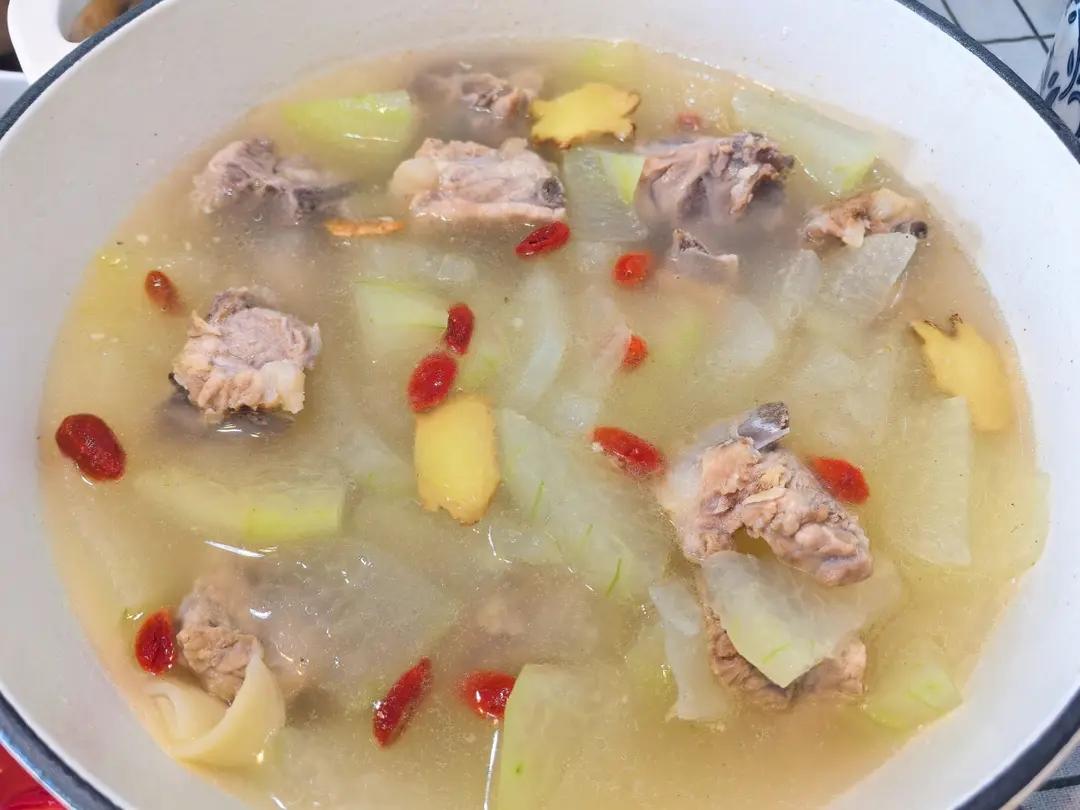 盛夏消暑的冬瓜薏米排骨汤，瞧瞧这奶白色的多好看