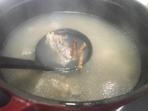 五指毛桃茯苓猪骨汤的做法 步骤3