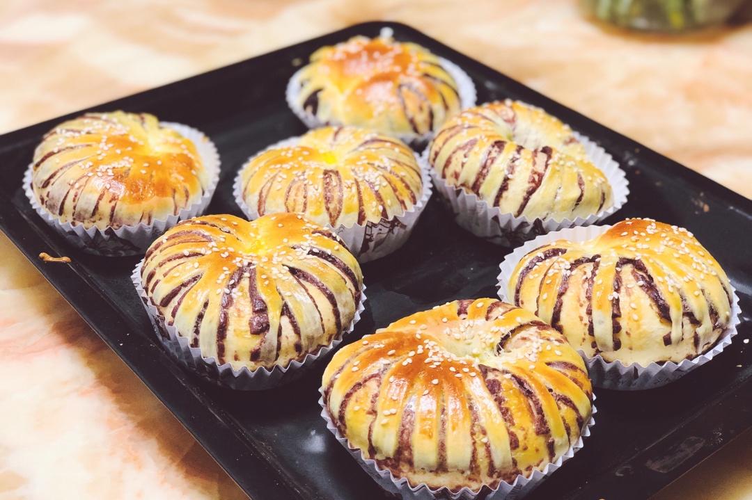 松软可口的红豆沙面包卷