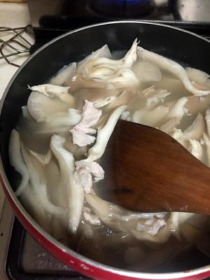 平菇肉片汤的做法 步骤2