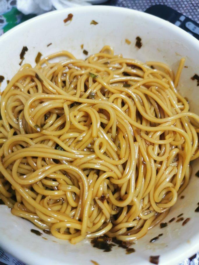 10分钟搞定的一碗葱油拌面