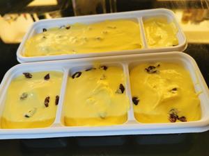 完胜哈根达斯的芒果冰淇淋的做法 步骤6