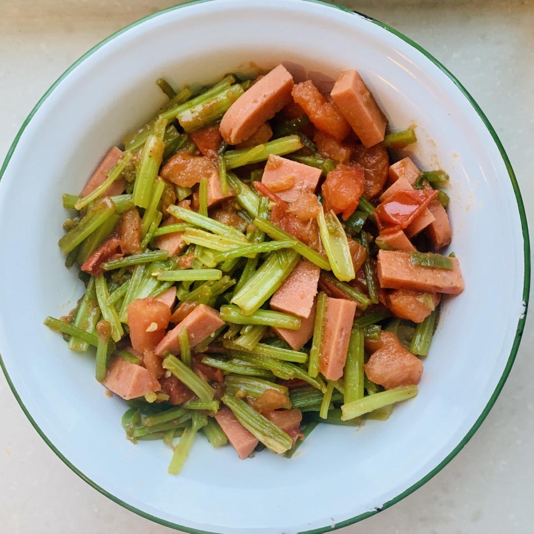 芹菜西红柿炒火腿肠