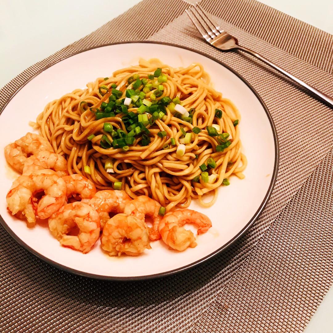 面条 虾油炒面 m y n 做的虾油炒面 赞 大虾,面条,生抽,老抽,蚝油,姜