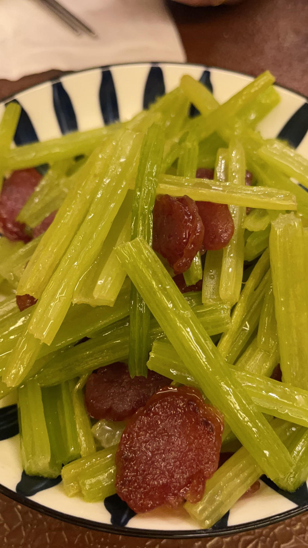快炒西芹（芹菜）炒腊肠手残也能做