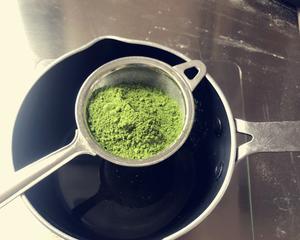 完胜抹茶蜜豆的抹茶玫瑰卷 超级湿润的抹茶卷的做法 步骤2